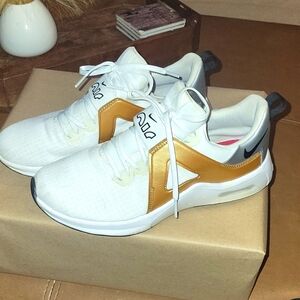 NIKE Air Bella TR 5 women size 7.5